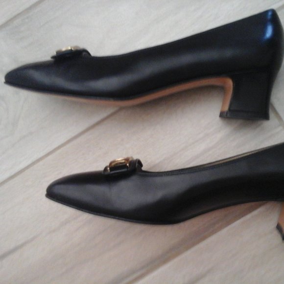 Salvatore Ferragamo Black Italian Leather Low Heel Pump. Size 7B - Picture 4 of 10